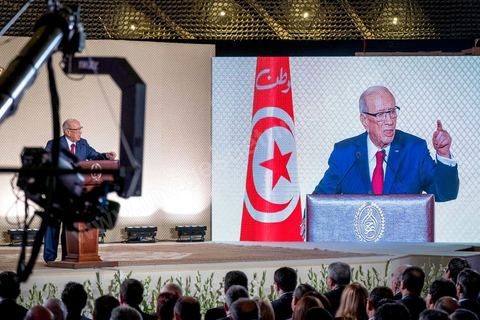 10 mai 2017 : Le président de la République tunisienne, Beji Caïd Essebsi a annoncé, mercredi 10 mai, lors d’une allocution devant un parterre d’officiels au Palais des congrès de Tunis, que l’« armée » allait « protéger les sites de production » du pays alors que des mouvements sociaux perturbent de manière récurrente l’extraction de pétrole et de phosphate dans les régions méridionales. « On a quoi ? On a le phosphate, le pétrole et le tourisme, on a l’agriculture », dont « l’huile d’olive ». « L’Etat doit aussi protéger les ressources du peuple tunisien », a clamé M. Caïd Essebsi.L’annonce du président survient dans un climat politique confus, voire délétère, sept mois avant les élections municipales prévues le 17 décembre, date symbolique puisque ce sera le septième anniversaire de la révolution. Ce scrutin est considéré comme une étape cruciale dans la consolidation de la démocratie tunisienne qui souffrait jusque-là d’un déficit d’ancrage local. Mardi, la démission de Chafik Sarsar, président de l’Instance supérieure indépendante pour les élections (ISIE) a créé un choc en Tunisie. Le chef de l’Etat y a fait référence en regrettant qu’il ne l’ait « pas consulté » avant de prendre sa décision.