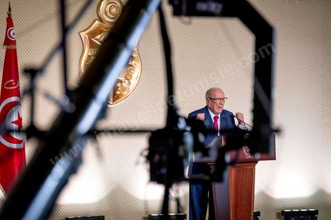 10 mai 2017 : Le président de la République tunisienne, Beji Caïd Essebsi a annoncé, mercredi 10 mai, lors d’une allocution devant un parterre d’officiels au Palais des congrès de Tunis, que l’« armée » allait « protéger les sites de production » du pays alors que des mouvements sociaux perturbent de manière récurrente l’extraction de pétrole et de phosphate dans les régions méridionales. « On a quoi ? On a le phosphate, le pétrole et le tourisme, on a l’agriculture », dont « l’huile d’olive ». « L’Etat doit aussi protéger les ressources du peuple tunisien », a clamé M. Caïd Essebsi.L’annonce du président survient dans un climat politique confus, voire délétère, sept mois avant les élections municipales prévues le 17 décembre, date symbolique puisque ce sera le septième anniversaire de la révolution. Ce scrutin est considéré comme une étape cruciale dans la consolidation de la démocratie tunisienne qui souffrait jusque-là d’un déficit d’ancrage local. Mardi, la démission de Chafik Sarsar, président de l’Instance supérieure indépendante pour les élections (ISIE) a créé un choc en Tunisie. Le chef de l’Etat y a fait référence en regrettant qu’il ne l’ait « pas consulté » avant de prendre sa décision.