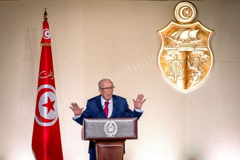10 mai 2017 : Le président de la République tunisienne, Beji Caïd Essebsi a annoncé, mercredi 10 mai, lors d’une allocution devant un parterre d’officiels au Palais des congrès de Tunis, que l’« armée » allait « protéger les sites de production » du pays alors que des mouvements sociaux perturbent de manière récurrente l’extraction de pétrole et de phosphate dans les régions méridionales. « On a quoi ? On a le phosphate, le pétrole et le tourisme, on a l’agriculture », dont « l’huile d’olive ». « L’Etat doit aussi protéger les ressources du peuple tunisien », a clamé M. Caïd Essebsi.L’annonce du président survient dans un climat politique confus, voire délétère, sept mois avant les élections municipales prévues le 17 décembre, date symbolique puisque ce sera le septième anniversaire de la révolution. Ce scrutin est considéré comme une étape cruciale dans la consolidation de la démocratie tunisienne qui souffrait jusque-là d’un déficit d’ancrage local. Mardi, la démission de Chafik Sarsar, président de l’Instance supérieure indépendante pour les élections (ISIE) a créé un choc en Tunisie. Le chef de l’Etat y a fait référence en regrettant qu’il ne l’ait « pas consulté » avant de prendre sa décision.