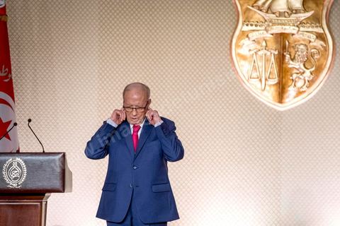 10 mai 2017 : Le président de la République tunisienne, Beji Caïd Essebsi a annoncé, mercredi 10 mai, lors d’une allocution devant un parterre d’officiels au Palais des congrès de Tunis, que l’« armée » allait « protéger les sites de production » du pays alors que des mouvements sociaux perturbent de manière récurrente l’extraction de pétrole et de phosphate dans les régions méridionales. « On a quoi ? On a le phosphate, le pétrole et le tourisme, on a l’agriculture », dont « l’huile d’olive ». « L’Etat doit aussi protéger les ressources du peuple tunisien », a clamé M. Caïd Essebsi.L’annonce du président survient dans un climat politique confus, voire délétère, sept mois avant les élections municipales prévues le 17 décembre, date symbolique puisque ce sera le septième anniversaire de la révolution. Ce scrutin est considéré comme une étape cruciale dans la consolidation de la démocratie tunisienne qui souffrait jusque-là d’un déficit d’ancrage local. Mardi, la démission de Chafik Sarsar, président de l’Instance supérieure indépendante pour les élections (ISIE) a créé un choc en Tunisie. Le chef de l’Etat y a fait référence en regrettant qu’il ne l’ait « pas consulté » avant de prendre sa décision.