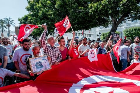 13 mai 2017 : Une marche de plusieurs milliers de manifestants en protestation contre le projet de loi sur la réconciliation économique et financière a été organisée samedi après-midi à l’avenue Habib Bourguiba dans la capitale, dans le cadre de la campagne ” Maniche Msemah ” (Je ne pardonnerai pas). Plusieurs participants du Front populaire, du Courant démocratique, du Parti républicain, de la Ligue tunisienne des droits de l’Homme et de l’Association des femmes démocrates étaient présents à cette marche.Les participants à cette manifestation ont réclamé le retrait définitif de ce projet de loi de l’Assemblée des représentants du peuple (ARP) pour garantir le bon déroulement du processus de réconciliation engagé par les différents mécanismes de la justice transitionnelle.