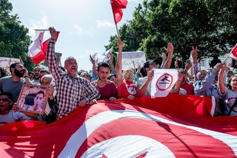 13 mai 2017 : Une marche de plusieurs milliers de manifestants en protestation contre le projet de loi sur la réconciliation économique et financière a été organisée samedi après-midi à l’avenue Habib Bourguiba dans la capitale, dans le cadre de la campagne ” Maniche Msemah ” (Je ne pardonnerai pas). Plusieurs participants du Front populaire, du Courant démocratique, du Parti républicain, de la Ligue tunisienne des droits de l’Homme et de l’Association des femmes démocrates étaient présents à cette marche.Les participants à cette manifestation ont réclamé le retrait définitif de ce projet de loi de l’Assemblée des représentants du peuple (ARP) pour garantir le bon déroulement du processus de réconciliation engagé par les différents mécanismes de la justice transitionnelle.