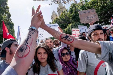 13 mai 2017 : Une marche de plusieurs milliers de manifestants en protestation contre le projet de loi sur la réconciliation économique et financière a été organisée samedi après-midi à l’avenue Habib Bourguiba dans la capitale, dans le cadre de la campagne ” Maniche Msemah ” (Je ne pardonnerai pas). Plusieurs participants du Front populaire, du Courant démocratique, du Parti républicain, de la Ligue tunisienne des droits de l’Homme et de l’Association des femmes démocrates étaient présents à cette marche.Les participants à cette manifestation ont réclamé le retrait définitif de ce projet de loi de l’Assemblée des représentants du peuple (ARP) pour garantir le bon déroulement du processus de réconciliation engagé par les différents mécanismes de la justice transitionnelle.