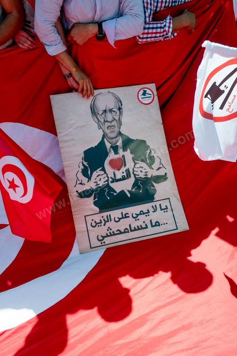 13 mai 2017 : Une marche de plusieurs milliers de manifestants en protestation contre le projet de loi sur la réconciliation économique et financière a été organisée samedi après-midi à l’avenue Habib Bourguiba dans la capitale, dans le cadre de la campagne ” Maniche Msemah ” (Je ne pardonnerai pas). Plusieurs participants du Front populaire, du Courant démocratique, du Parti républicain, de la Ligue tunisienne des droits de l’Homme et de l’Association des femmes démocrates étaient présents à cette marche.Les participants à cette manifestation ont réclamé le retrait définitif de ce projet de loi de l’Assemblée des représentants du peuple (ARP) pour garantir le bon déroulement du processus de réconciliation engagé par les différents mécanismes de la justice transitionnelle.