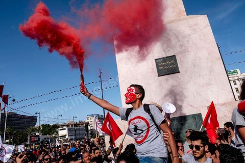 13 mai 2017 : Une marche de plusieurs milliers de manifestants en protestation contre le projet de loi sur la réconciliation économique et financière a été organisée samedi après-midi à l’avenue Habib Bourguiba dans la capitale, dans le cadre de la campagne ” Maniche Msemah ” (Je ne pardonnerai pas). Plusieurs participants du Front populaire, du Courant démocratique, du Parti républicain, de la Ligue tunisienne des droits de l’Homme et de l’Association des femmes démocrates étaient présents à cette marche.Les participants à cette manifestation ont réclamé le retrait définitif de ce projet de loi de l’Assemblée des représentants du peuple (ARP) pour garantir le bon déroulement du processus de réconciliation engagé par les différents mécanismes de la justice transitionnelle.
