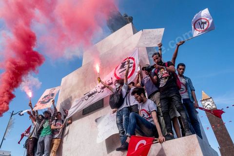 13 mai 2017 : Une marche de plusieurs milliers de manifestants en protestation contre le projet de loi sur la réconciliation économique et financière a été organisée samedi après-midi à l’avenue Habib Bourguiba dans la capitale, dans le cadre de la campagne ” Maniche Msemah ” (Je ne pardonnerai pas). Plusieurs participants du Front populaire, du Courant démocratique, du Parti républicain, de la Ligue tunisienne des droits de l’Homme et de l’Association des femmes démocrates étaient présents à cette marche.Les participants à cette manifestation ont réclamé le retrait définitif de ce projet de loi de l’Assemblée des représentants du peuple (ARP) pour garantir le bon déroulement du processus de réconciliation engagé par les différents mécanismes de la justice transitionnelle.