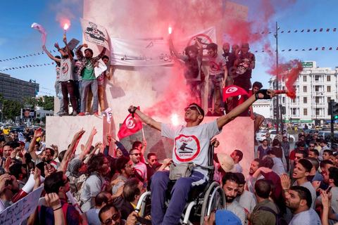 13 mai 2017 : Une marche de plusieurs milliers de manifestants en protestation contre le projet de loi sur la réconciliation économique et financière a été organisée samedi après-midi à l’avenue Habib Bourguiba dans la capitale, dans le cadre de la campagne ” Maniche Msemah ” (Je ne pardonnerai pas). Plusieurs participants du Front populaire, du Courant démocratique, du Parti républicain, de la Ligue tunisienne des droits de l’Homme et de l’Association des femmes démocrates étaient présents à cette marche.Les participants à cette manifestation ont réclamé le retrait définitif de ce projet de loi de l’Assemblée des représentants du peuple (ARP) pour garantir le bon déroulement du processus de réconciliation engagé par les différents mécanismes de la justice transitionnelle.