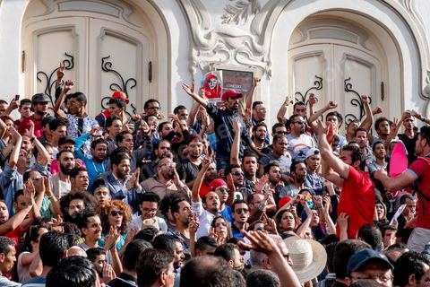 22 mai 2017 : suite aux mouvements sociaux sur les champs pétroliers et gaziers de Tataouine et la mort ce jour même d'un jeune manifestant après avoir été écrasé par un véhicule de la gendarmerie dans le sud de la Tunisie, faisant craindre une escalade dans cette région agitée depuis plusieurs semaines par des protestations sociales. Un appel à manifester a été lancé à Tunis où quelques centaines de manifestants se sont réunis en fin de jouréne sur l'avenue Habib Bourguiba. 