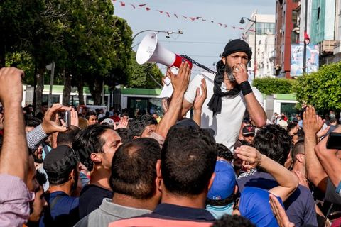 22 mai 2017 : suite aux mouvements sociaux sur les champs pétroliers et gaziers de Tataouine et la mort ce jour même d'un jeune manifestant après avoir été écrasé par un véhicule de la gendarmerie dans le sud de la Tunisie, faisant craindre une escalade dans cette région agitée depuis plusieurs semaines par des protestations sociales. Un appel à manifester a été lancé à Tunis où quelques centaines de manifestants se sont réunis en fin de jouréne sur l'avenue Habib Bourguiba. 