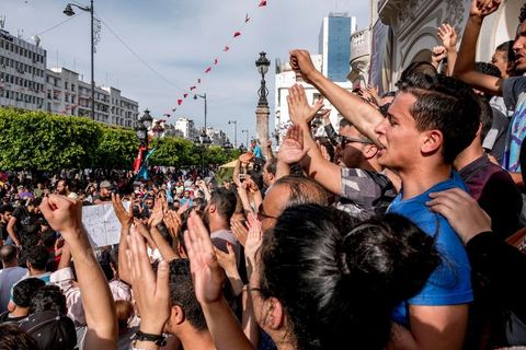 22 mai 2017 : suite aux mouvements sociaux sur les champs pétroliers et gaziers de Tataouine et la mort ce jour même d'un jeune manifestant après avoir été écrasé par un véhicule de la gendarmerie dans le sud de la Tunisie, faisant craindre une escalade dans cette région agitée depuis plusieurs semaines par des protestations sociales. Un appel à manifester a été lancé à Tunis où quelques centaines de manifestants se sont réunis en fin de jouréne sur l'avenue Habib Bourguiba. 
