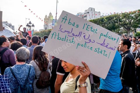 22 mai 2017 : suite aux mouvements sociaux sur les champs pétroliers et gaziers de Tataouine et la mort ce jour même d'un jeune manifestant après avoir été écrasé par un véhicule de la gendarmerie dans le sud de la Tunisie, faisant craindre une escalade dans cette région agitée depuis plusieurs semaines par des protestations sociales. Un appel à manifester a été lancé à Tunis où quelques centaines de manifestants se sont réunis en fin de jouréne sur l'avenue Habib Bourguiba. 