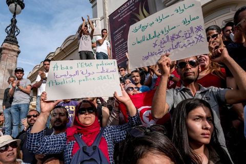 22 mai 2017 : suite aux mouvements sociaux sur les champs pétroliers et gaziers de Tataouine et la mort ce jour même d'un jeune manifestant après avoir été écrasé par un véhicule de la gendarmerie dans le sud de la Tunisie, faisant craindre une escalade dans cette région agitée depuis plusieurs semaines par des protestations sociales. Un appel à manifester a été lancé à Tunis où quelques centaines de manifestants se sont réunis en fin de jouréne sur l'avenue Habib Bourguiba. 