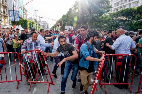22 mai 2017 : suite aux mouvements sociaux sur les champs pétroliers et gaziers de Tataouine et la mort ce jour même d'un jeune manifestant après avoir été écrasé par un véhicule de la gendarmerie dans le sud de la Tunisie, faisant craindre une escalade dans cette région agitée depuis plusieurs semaines par des protestations sociales. Un appel à manifester a été lancé à Tunis où quelques centaines de manifestants se sont réunis en fin de jouréne sur l'avenue Habib Bourguiba. 