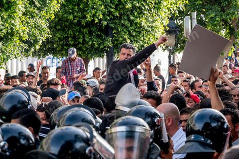 22 mai 2017 : suite aux mouvements sociaux sur les champs pétroliers et gaziers de Tataouine et la mort ce jour même d'un jeune manifestant après avoir été écrasé par un véhicule de la gendarmerie dans le sud de la Tunisie, faisant craindre une escalade dans cette région agitée depuis plusieurs semaines par des protestations sociales. Un appel à manifester a été lancé à Tunis où quelques centaines de manifestants se sont réunis en fin de jouréne sur l'avenue Habib Bourguiba. 