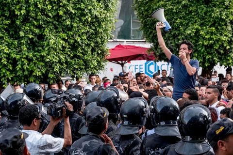 22 mai 2017 : suite aux mouvements sociaux sur les champs pétroliers et gaziers de Tataouine et la mort ce jour même d'un jeune manifestant après avoir été écrasé par un véhicule de la gendarmerie dans le sud de la Tunisie, faisant craindre une escalade dans cette région agitée depuis plusieurs semaines par des protestations sociales. Un appel à manifester a été lancé à Tunis où quelques centaines de manifestants se sont réunis en fin de jouréne sur l'avenue Habib Bourguiba. 