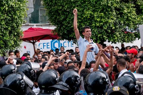 22 mai 2017 : suite aux mouvements sociaux sur les champs pétroliers et gaziers de Tataouine et la mort ce jour même d'un jeune manifestant après avoir été écrasé par un véhicule de la gendarmerie dans le sud de la Tunisie, faisant craindre une escalade dans cette région agitée depuis plusieurs semaines par des protestations sociales. Un appel à manifester a été lancé à Tunis où quelques centaines de manifestants se sont réunis en fin de jouréne sur l'avenue Habib Bourguiba. 