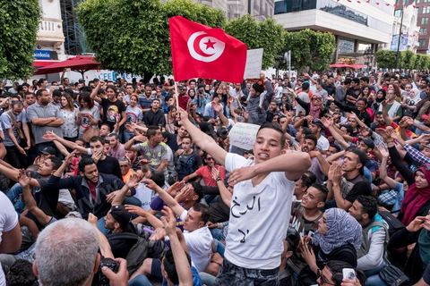 22 mai 2017 : suite aux mouvements sociaux sur les champs pétroliers et gaziers de Tataouine et la mort ce jour même d'un jeune manifestant après avoir été écrasé par un véhicule de la gendarmerie dans le sud de la Tunisie, faisant craindre une escalade dans cette région agitée depuis plusieurs semaines par des protestations sociales. Un appel à manifester a été lancé à Tunis où quelques centaines de manifestants se sont réunis en fin de jouréne sur l'avenue Habib Bourguiba. 