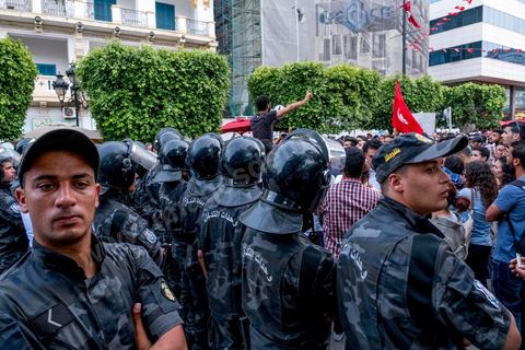 22 mai 2017 : suite aux mouvements sociaux sur les champs pétroliers et gaziers de Tataouine et la mort ce jour même d'un jeune manifestant après avoir été écrasé par un véhicule de la gendarmerie dans le sud de la Tunisie, faisant craindre une escalade dans cette région agitée depuis plusieurs semaines par des protestations sociales. Un appel à manifester a été lancé à Tunis où quelques centaines de manifestants se sont réunis en fin de jouréne sur l'avenue Habib Bourguiba. 
