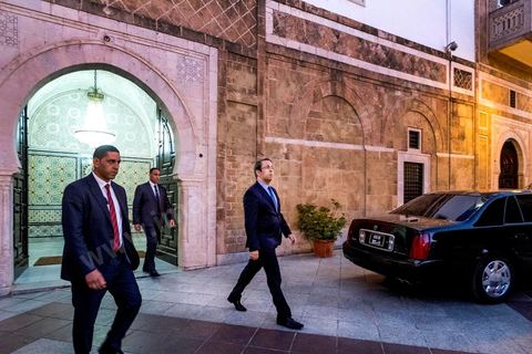 24 mai 2017 : devant le Premier Minsitère, le chef du gouvernement Youssef Chahed fait sa première déclaration à la presse après ces premiers 24 h du lancement d'un ambitieux programme de lutte contre la corruption en Tunisie. La vague d'arrestations de peronnalités importantes est le début d'un programme ambitieux de lutte contre la corruption engagé et promis par le chef du gouvernment dlors son investiture il y a 9 mois. Lors de cette bréve déclaration Youssef Chahed a affirmé : "soit la corruption, soit l'État, soit la corruption soit la Tunisie. Ensemble, nous nous tiendrons debout pour la Tunisie"  enconcluant par "Comme tous les Tunisiens, j'ai choisi la Tunisie et je leur dis que le gouvernement est en train d'assumer ses responsabilités pour combattre la corruption". 
