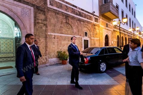 24 mai 2017 : devant le Premier Minsitère, le chef du gouvernement Youssef Chahed fait sa première déclaration à la presse après ces premiers 24 h du lancement d'un ambitieux programme de lutte contre la corruption en Tunisie. La vague d'arrestations de peronnalités importantes est le début d'un programme ambitieux de lutte contre la corruption engagé et promis par le chef du gouvernment dlors son investiture il y a 9 mois. Lors de cette bréve déclaration Youssef Chahed a affirmé : "soit la corruption, soit l'État, soit la corruption soit la Tunisie. Ensemble, nous nous tiendrons debout pour la Tunisie"  enconcluant par "Comme tous les Tunisiens, j'ai choisi la Tunisie et je leur dis que le gouvernement est en train d'assumer ses responsabilités pour combattre la corruption". 
