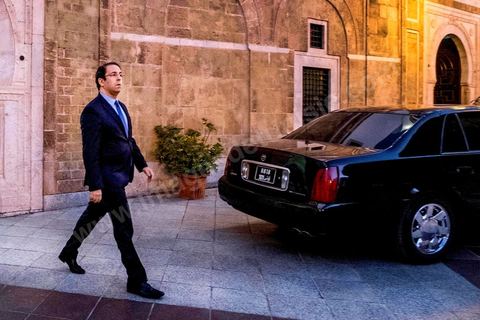 24 mai 2017 : devant le Premier Minsitère, le chef du gouvernement Youssef Chahed fait sa première déclaration à la presse après ces premiers 24 h du lancement d'un ambitieux programme de lutte contre la corruption en Tunisie. La vague d'arrestations de peronnalités importantes est le début d'un programme ambitieux de lutte contre la corruption engagé et promis par le chef du gouvernment dlors son investiture il y a 9 mois. Lors de cette bréve déclaration Youssef Chahed a affirmé : "soit la corruption, soit l'État, soit la corruption soit la Tunisie. Ensemble, nous nous tiendrons debout pour la Tunisie"  enconcluant par "Comme tous les Tunisiens, j'ai choisi la Tunisie et je leur dis que le gouvernement est en train d'assumer ses responsabilités pour combattre la corruption". 