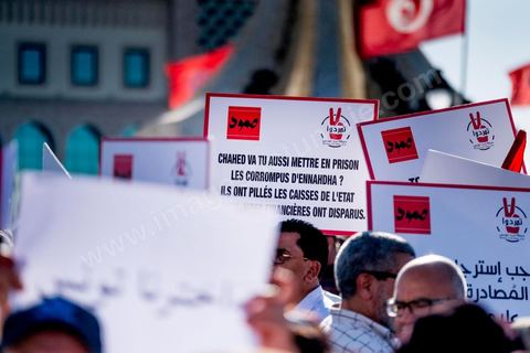 27 mai 2017 : Plusieurs centaines de personnes se sont réunies en cette fin de journée devant les fenêtres du Premier Ministre à la place de la Kasbah pour un appel à un soutien inconditionnel à Youssef Chahed, Premier Ministre, dans la cadre de sa "lutte contre la corruption" engagée depuis quelques jours par son gouvernment. Initialment à l'appel de la société civile, ce rassemblement était marquée par une forte présence et organisation de partis politiques, avec même des slogans contre l'islam politique et indirectement le parti islamique Ennahdha, pourtant allié à Nidaa Tounes au sein du gouvernment.  D'autres slogans affirment l'arrivée d'un jeune leader et espoir d'une frange de la population, "GO Jo", peut-on lire sur les pancartes ou encore « Saya9 » (lavage à grande eau) ou "le peuple est avec toi". Attendu à rejoindre ce rassemblement le Premier Ministre annulera à la dernière minute sa venue, au grand regret des manifestants présents.