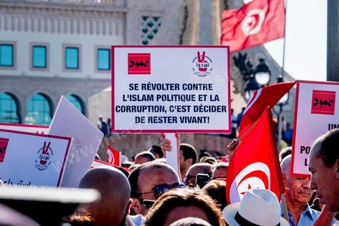 27 mai 2017 : Plusieurs centaines de personnes se sont réunies en cette fin de journée devant les fenêtres du Premier Ministre à la place de la Kasbah pour un appel à un soutien inconditionnel à Youssef Chahed, Premier Ministre, dans la cadre de sa "lutte contre la corruption" engagée depuis quelques jours par son gouvernment. Initialment à l'appel de la société civile, ce rassemblement était marquée par une forte présence et organisation de partis politiques, avec même des slogans contre l'islam politique et indirectement le parti islamique Ennahdha, pourtant allié à Nidaa Tounes au sein du gouvernment.  D'autres slogans affirment l'arrivée d'un jeune leader et espoir d'une frange de la population, "GO Jo", peut-on lire sur les pancartes ou encore « Saya9 » (lavage à grande eau) ou "le peuple est avec toi". Attendu à rejoindre ce rassemblement le Premier Ministre annulera à la dernière minute sa venue, au grand regret des manifestants présents.