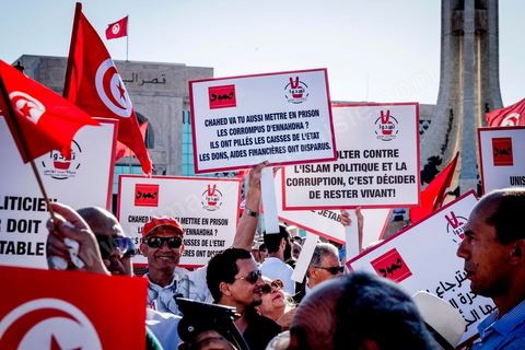 27 mai 2017 : Plusieurs centaines de personnes se sont réunies en cette fin de journée devant les fenêtres du Premier Ministre à la place de la Kasbah pour un appel à un soutien inconditionnel à Youssef Chahed, Premier Ministre, dans la cadre de sa "lutte contre la corruption" engagée depuis quelques jours par son gouvernment. Initialment à l'appel de la société civile, ce rassemblement était marquée par une forte présence et organisation de partis politiques, avec même des slogans contre l'islam politique et indirectement le parti islamique Ennahdha, pourtant allié à Nidaa Tounes au sein du gouvernment.  D'autres slogans affirment l'arrivée d'un jeune leader et espoir d'une frange de la population, "GO Jo", peut-on lire sur les pancartes ou encore « Saya9 » (lavage à grande eau) ou "le peuple est avec toi". Attendu à rejoindre ce rassemblement le Premier Ministre annulera à la dernière minute sa venue, au grand regret des manifestants présents.