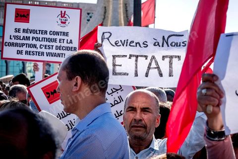 27 mai 2017 : Plusieurs centaines de personnes se sont réunies en cette fin de journée devant les fenêtres du Premier Ministre à la place de la Kasbah pour un appel à un soutien inconditionnel à Youssef Chahed, Premier Ministre, dans la cadre de sa "lutte contre la corruption" engagée depuis quelques jours par son gouvernment. Initialment à l'appel de la société civile, ce rassemblement était marquée par une forte présence et organisation de partis politiques, avec même des slogans contre l'islam politique et indirectement le parti islamique Ennahdha, pourtant allié à Nidaa Tounes au sein du gouvernment.  D'autres slogans affirment l'arrivée d'un jeune leader et espoir d'une frange de la population, "GO Jo", peut-on lire sur les pancartes ou encore « Saya9 » (lavage à grande eau) ou "le peuple est avec toi". Attendu à rejoindre ce rassemblement le Premier Ministre annulera à la dernière minute sa venue, au grand regret des manifestants présents.