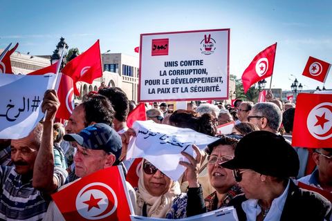 27 mai 2017 : Plusieurs centaines de personnes se sont réunies en cette fin de journée devant les fenêtres du Premier Ministre à la place de la Kasbah pour un appel à un soutien inconditionnel à Youssef Chahed, Premier Ministre, dans la cadre de sa "lutte contre la corruption" engagée depuis quelques jours par son gouvernment. Initialment à l'appel de la société civile, ce rassemblement était marquée par une forte présence et organisation de partis politiques, avec même des slogans contre l'islam politique et indirectement le parti islamique Ennahdha, pourtant allié à Nidaa Tounes au sein du gouvernment.  D'autres slogans affirment l'arrivée d'un jeune leader et espoir d'une frange de la population, "GO Jo", peut-on lire sur les pancartes ou encore « Saya9 » (lavage à grande eau) ou "le peuple est avec toi". Attendu à rejoindre ce rassemblement le Premier Ministre annulera à la dernière minute sa venue, au grand regret des manifestants présents.