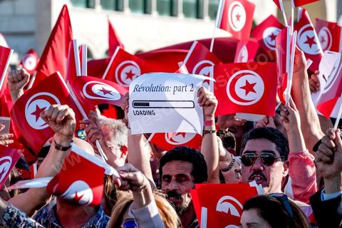 27 mai 2017 : Plusieurs centaines de personnes se sont réunies en cette fin de journée devant les fenêtres du Premier Ministre à la place de la Kasbah pour un appel à un soutien inconditionnel à Youssef Chahed, Premier Ministre, dans la cadre de sa "lutte contre la corruption" engagée depuis quelques jours par son gouvernment. Initialment à l'appel de la société civile, ce rassemblement était marquée par une forte présence et organisation de partis politiques, avec même des slogans contre l'islam politique et indirectement le parti islamique Ennahdha, pourtant allié à Nidaa Tounes au sein du gouvernment.  D'autres slogans affirment l'arrivée d'un jeune leader et espoir d'une frange de la population, "GO Jo", peut-on lire sur les pancartes ou encore « Saya9 » (lavage à grande eau) ou "le peuple est avec toi". Attendu à rejoindre ce rassemblement le Premier Ministre annulera à la dernière minute sa venue, au grand regret des manifestants présents.