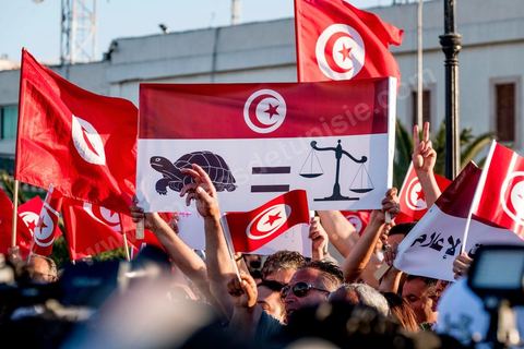 27 mai 2017 : Plusieurs centaines de personnes se sont réunies en cette fin de journée devant les fenêtres du Premier Ministre à la place de la Kasbah pour un appel à un soutien inconditionnel à Youssef Chahed, Premier Ministre, dans la cadre de sa "lutte contre la corruption" engagée depuis quelques jours par son gouvernment. Initialment à l'appel de la société civile, ce rassemblement était marquée par une forte présence et organisation de partis politiques, avec même des slogans contre l'islam politique et indirectement le parti islamique Ennahdha, pourtant allié à Nidaa Tounes au sein du gouvernment.  D'autres slogans affirment l'arrivée d'un jeune leader et espoir d'une frange de la population, "GO Jo", peut-on lire sur les pancartes ou encore « Saya9 » (lavage à grande eau) ou "le peuple est avec toi". Attendu à rejoindre ce rassemblement le Premier Ministre annulera à la dernière minute sa venue, au grand regret des manifestants présents.