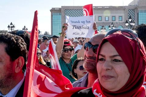 27 mai 2017 : Plusieurs centaines de personnes se sont réunies en cette fin de journée devant les fenêtres du Premier Ministre à la place de la Kasbah pour un appel à un soutien inconditionnel à Youssef Chahed, Premier Ministre, dans la cadre de sa "lutte contre la corruption" engagée depuis quelques jours par son gouvernment. Initialment à l'appel de la société civile, ce rassemblement était marquée par une forte présence et organisation de partis politiques, avec même des slogans contre l'islam politique et indirectement le parti islamique Ennahdha, pourtant allié à Nidaa Tounes au sein du gouvernment.  D'autres slogans affirment l'arrivée d'un jeune leader et espoir d'une frange de la population, "GO Jo", peut-on lire sur les pancartes ou encore « Saya9 » (lavage à grande eau) ou "le peuple est avec toi". Attendu à rejoindre ce rassemblement le Premier Ministre annulera à la dernière minute sa venue, au grand regret des manifestants présents.