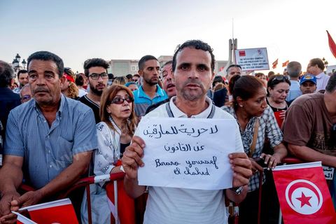 27 mai 2017 : Plusieurs centaines de personnes se sont réunies en cette fin de journée devant les fenêtres du Premier Ministre à la place de la Kasbah pour un appel à un soutien inconditionnel à Youssef Chahed, Premier Ministre, dans la cadre de sa "lutte contre la corruption" engagée depuis quelques jours par son gouvernment. Initialment à l'appel de la société civile, ce rassemblement était marquée par une forte présence et organisation de partis politiques, avec même des slogans contre l'islam politique et indirectement le parti islamique Ennahdha, pourtant allié à Nidaa Tounes au sein du gouvernment.  D'autres slogans affirment l'arrivée d'un jeune leader et espoir d'une frange de la population, "GO Jo", peut-on lire sur les pancartes ou encore « Saya9 » (lavage à grande eau) ou "le peuple est avec toi". Attendu à rejoindre ce rassemblement le Premier Ministre annulera à la dernière minute sa venue, au grand regret des manifestants présents.