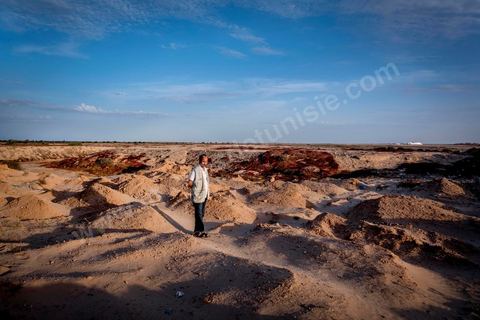 11 juin 2017 : Chaque monticule de sable correspond à un corps, un homme, une femme ou un enfant mort dans leur voyage vers un meilleur avenir. A Zarzis, sur le littoral tunisien, frontalier de la Libye, Chemseddine Marzoug, ancien pêcheur au chomage, offre bénévolement depuis 10 ans une sépulture de sable aux noyés de la Méditerranée. Bénévoles pour le croissant rouge tunisien Chemseddine et son collègue Mohamed Trabelsi enterrent depuis 10 ans les corps des migrants trouvés en mer ou échoués sur les plages du sud tunisien dans un cimetière improvisé dans une décharge municipale. En cette saison de printemps, les morts sont très nombreux 27 corps ont été repêchés ce dernier mois. 