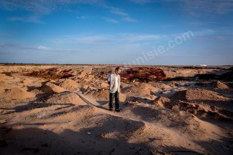 11 juin 2017 : Chaque monticule de sable correspond à un corps, un homme, une femme ou un enfant mort dans leur voyage vers un meilleur avenir. A Zarzis, sur le littoral tunisien, frontalier de la Libye, Chemseddine Marzoug, ancien pêcheur au chomage, offre bénévolement depuis 10 ans une sépulture de sable aux noyés de la Méditerranée. Bénévoles pour le croissant rouge tunisien Chemseddine et son collègue Mohamed Trabelsi enterrent depuis 10 ans les corps des migrants trouvés en mer ou échoués sur les plages du sud tunisien dans un cimetière improvisé dans une décharge municipale. En cette saison de printemps, les morts sont très nombreux 27 corps ont été repêchés ce dernier mois. 