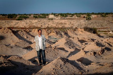 11 juin 2017 : Chaque monticule de sable correspond à un corps, un homme, une femme ou un enfant mort dans leur voyage vers un meilleur avenir. A Zarzis, sur le littoral tunisien, frontalier de la Libye, Chemseddine Marzoug, ancien pêcheur au chomage, offre bénévolement depuis 10 ans une sépulture de sable aux noyés de la Méditerranée. Bénévoles pour le croissant rouge tunisien Chemseddine et son collègue Mohamed Trabelsi enterrent depuis 10 ans les corps des migrants trouvés en mer ou échoués sur les plages du sud tunisien dans un cimetière improvisé dans une décharge municipale. En cette saison de printemps, les morts sont très nombreux 27 corps ont été repêchés ce dernier mois. 
