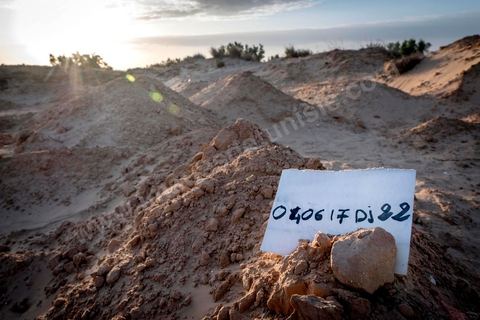 11 juin 2017 : Chaque monticule de sable correspond à un corps, un homme, une femme ou un enfant mort dans leur voyage vers un meilleur avenir. A Zarzis, sur le littoral tunisien, frontalier de la Libye, Chemseddine Marzoug, ancien pêcheur au chomage, offre bénévolement depuis 10 ans une sépulture de sable aux noyés de la Méditerranée. Bénévoles pour le croissant rouge tunisien Chemseddine et son collègue Mohamed Trabelsi enterrent depuis 10 ans les corps des migrants trouvés en mer ou échoués sur les plages du sud tunisien dans un cimetière improvisé dans une décharge municipale. En cette saison de printemps, les morts sont très nombreux 27 corps ont été repêchés ce dernier mois. 