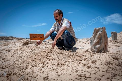 11 juin 2017 : Après des formations données par des ONG, depuis un mois ils travaillent à inscrire, collecter des infos, photographier les corps de façons à les identifier et archiver chaque migrant enterré. A Zarzis, sur le littoral tunisien, frontalier de la Libye, Chemseddine Marzoug, ancien pêcheur au chomage, offre bénévolement depuis 10 ans une sépulture de sable aux noyés de la Méditerranée. Bénévoles pour le croissant rouge tunisien Chemseddine et son collègue Mohamed Trabelsi enterrent depuis 10 ans les corps des migrants trouvés en mer ou échoués sur les plages du sud tunisien dans un cimetière improvisé dans une décharge municipale. En cette saison de printemps, les morts sont très nombreux 27 corps ont été repêchés ce dernier mois. 