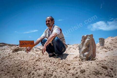 11 juin 2017 : Après des formations données par des ONG, depuis un mois ils travaillent à inscrire, collecter des infos, photographier les corps de façons à les identifier et archiver chaque migrant enterré. A Zarzis, sur le littoral tunisien, frontalier de la Libye, Chemseddine Marzoug, ancien pêcheur au chomage, offre bénévolement depuis 10 ans une sépulture de sable aux noyés de la Méditerranée. Bénévoles pour le croissant rouge tunisien Chemseddine et son collègue Mohamed Trabelsi enterrent depuis 10 ans les corps des migrants trouvés en mer ou échoués sur les plages du sud tunisien dans un cimetière improvisé dans une décharge municipale. En cette saison de printemps, les morts sont très nombreux 27 corps ont été repêchés ce dernier mois. 