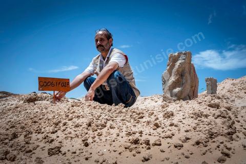 11 juin 2017 : Après des formations données par des ONG, depuis un mois ils travaillent à inscrire, collecter des infos, photographier les corps de façons à les identifier et archiver chaque migrant enterré. A Zarzis, sur le littoral tunisien, frontalier de la Libye, Chemseddine Marzoug, ancien pêcheur au chomage, offre bénévolement depuis 10 ans une sépulture de sable aux noyés de la Méditerranée. Bénévoles pour le croissant rouge tunisien Chemseddine et son collègue Mohamed Trabelsi enterrent depuis 10 ans les corps des migrants trouvés en mer ou échoués sur les plages du sud tunisien dans un cimetière improvisé dans une décharge municipale. En cette saison de printemps, les morts sont très nombreux 27 corps ont été repêchés ce dernier mois. 