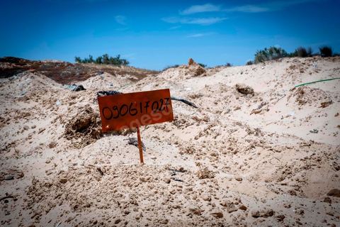 11 juin 2017 : Après des formations données par des ONG, depuis un mois ils travaillent à inscrire, collecter des infos, photographier les corps de façons à les identifier et archiver chaque migrant enterré. A Zarzis, sur le littoral tunisien, frontalier de la Libye, Chemseddine Marzoug, ancien pêcheur au chomage, offre bénévolement depuis 10 ans une sépulture de sable aux noyés de la Méditerranée. Bénévoles pour le croissant rouge tunisien Chemseddine et son collègue Mohamed Trabelsi enterrent depuis 10 ans les corps des migrants trouvés en mer ou échoués sur les plages du sud tunisien dans un cimetière improvisé dans une décharge municipale. En cette saison de printemps, les morts sont très nombreux 27 corps ont été repêchés ce dernier mois. 