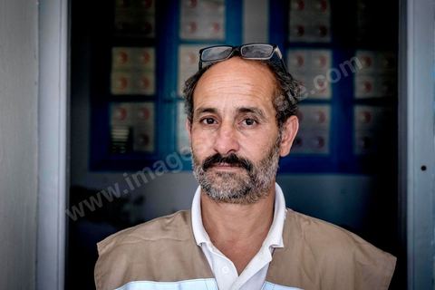 11 juin 2017 : Chemseddine Marzoug dans le local du croissant rouge tunisien de Zarzis. A Zarzis, sur le littoral tunisien, frontalier de la Libye, Chemseddine Marzoug, ancien pêcheur au chomage, offre bénévolement depuis 10 ans une sépulture de sable aux noyés de la Méditerranée. Bénévoles pour le croissant rouge tunisien Chemseddine et son collègue Mohamed Trabelsi enterrent depuis 10 ans les corps des migrants trouvés en mer ou échoués sur les plages du sud tunisien dans un cimetière improvisé dans une décharge municipale. En cette saison de printemps, les morts sont très nombreux 27 corps ont été repêchés ce dernier mois. 