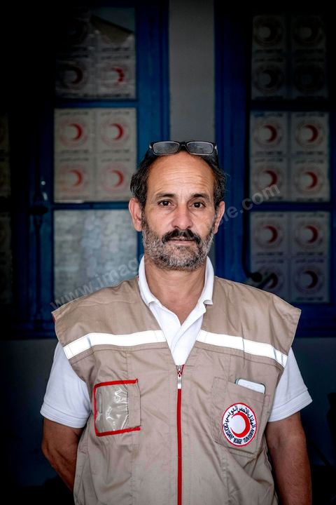 11 juin 2017 : Chemseddine Marzoug dans le local du croissant rouge tunisien de Zarzis. A Zarzis, sur le littoral tunisien, frontalier de la Libye, Chemseddine Marzoug, ancien pêcheur au chomage, offre bénévolement depuis 10 ans une sépulture de sable aux noyés de la Méditerranée. Bénévoles pour le croissant rouge tunisien Chemseddine et son collègue Mohamed Trabelsi enterrent depuis 10 ans les corps des migrants trouvés en mer ou échoués sur les plages du sud tunisien dans un cimetière improvisé dans une décharge municipale. En cette saison de printemps, les morts sont très nombreux 27 corps ont été repêchés ce dernier mois. 
