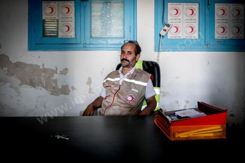 11 juin 2017 : Chemseddine Marzoug dans le local du croissant rouge tunisien de Zarzis. A Zarzis, sur le littoral tunisien, frontalier de la Libye, Chemseddine Marzoug, ancien pêcheur au chomage, offre bénévolement depuis 10 ans une sépulture de sable aux noyés de la Méditerranée. Bénévoles pour le croissant rouge tunisien Chemseddine et son collègue Mohamed Trabelsi enterrent depuis 10 ans les corps des migrants trouvés en mer ou échoués sur les plages du sud tunisien dans un cimetière improvisé dans une décharge municipale. En cette saison de printemps, les morts sont très nombreux 27 corps ont été repêchés ce dernier mois. 