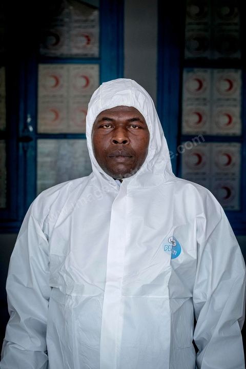 11 juin 2017 : Mohamed Trabelsi en tenue d'intervention. A Zarzis, sur le littoral tunisien, frontalier de la Libye, Chemseddine Marzoug, ancien pêcheur au chomage, offre bénévolement depuis 10 ans une sépulture de sable aux noyés de la Méditerranée. Bénévoles pour le croissant rouge tunisien Chemseddine et son collègue Mohamed Trabelsi enterrent depuis 10 ans les corps des migrants trouvés en mer ou échoués sur les plages du sud tunisien dans un cimetière improvisé dans une décharge municipale. En cette saison de printemps, les morts sont très nombreux 27 corps ont été repêchés ce dernier mois. 