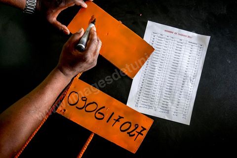 11 juin 2017 : Après des formations données par des ONG, depuis un mois ils travaillent à inscrire, collecter des infos, photographier les corps de façons à les identifier et archiver chaque migrant enterré. A Zarzis, sur le littoral tunisien, frontalier de la Libye, Chemseddine Marzoug, ancien pêcheur au chomage, offre bénévolement depuis 10 ans une sépulture de sable aux noyés de la Méditerranée. Bénévoles pour le croissant rouge tunisien Chemseddine et son collègue Mohamed Trabelsi enterrent depuis 10 ans les corps des migrants trouvés en mer ou échoués sur les plages du sud tunisien dans un cimetière improvisé dans une décharge municipale. En cette saison de printemps, les morts sont très nombreux 27 corps ont été repêchés ce dernier mois. 