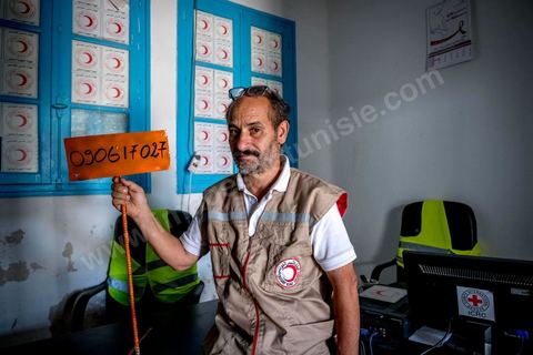 11 juin 2017 : Après des formations données par des ONG, depuis un mois ils travaillent à inscrire, collecter des infos, photographier les corps de façons à les identifier et archiver chaque migrant enterré. A Zarzis, sur le littoral tunisien, frontalier de la Libye, Chemseddine Marzoug, ancien pêcheur au chomage, offre bénévolement depuis 10 ans une sépulture de sable aux noyés de la Méditerranée. Bénévoles pour le croissant rouge tunisien Chemseddine et son collègue Mohamed Trabelsi enterrent depuis 10 ans les corps des migrants trouvés en mer ou échoués sur les plages du sud tunisien dans un cimetière improvisé dans une décharge municipale. En cette saison de printemps, les morts sont très nombreux 27 corps ont été repêchés ce dernier mois. 