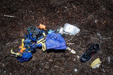 11 juin 2017 : Sur la plage de Ras Lemssa, au sud de Zarzis, où plusierus corps ont été retrouvés la semaine passé, les restes des gilets de sauvetage, blousons, chaussuers et autres habits des migrants sont nombreux. A Zarzis, sur le littoral tunisien, frontalier de la Libye, Chemseddine Marzoug, ancien pêcheur au chomage, offre bénévolement depuis 10 ans une sépulture de sable aux noyés de la Méditerranée. Bénévoles pour le croissant rouge tunisien Chemseddine et son collègue Mohamed Trabelsi enterrent depuis 10 ans les corps des migrants trouvés en mer ou échoués sur les plages du sud tunisien dans un cimetière improvisé dans une décharge municipale. En cette saison de printemps, les morts sont très nombreux 27 corps ont été repêchés ce dernier mois. 