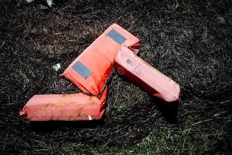 11 juin 2017 : Sur la plage de Ras Lemssa, au sud de Zarzis, où plusierus corps ont été retrouvés la semaine passé, les restes des gilets de sauvetage, blousons, chaussuers et autres habits des migrants sont nombreux. A Zarzis, sur le littoral tunisien, frontalier de la Libye, Chemseddine Marzoug, ancien pêcheur au chomage, offre bénévolement depuis 10 ans une sépulture de sable aux noyés de la Méditerranée. Bénévoles pour le croissant rouge tunisien Chemseddine et son collègue Mohamed Trabelsi enterrent depuis 10 ans les corps des migrants trouvés en mer ou échoués sur les plages du sud tunisien dans un cimetière improvisé dans une décharge municipale. En cette saison de printemps, les morts sont très nombreux 27 corps ont été repêchés ce dernier mois. 